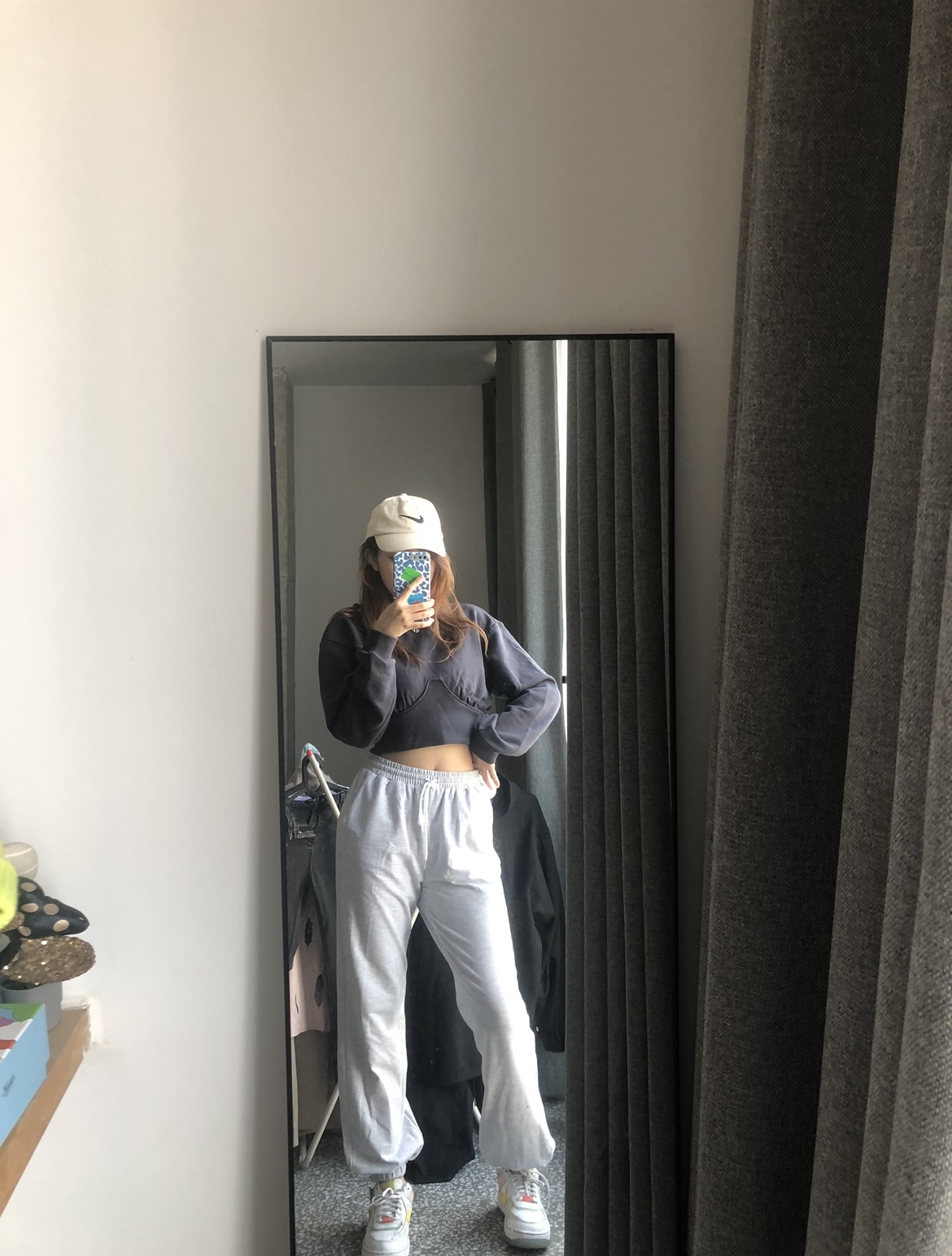 grey sweatpant with nike hat